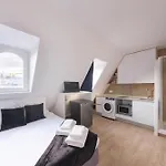 Studio Place Emily In Paris